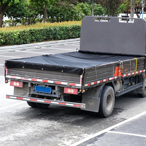 Dumper mesh presenning, 7 x 22 fod, sort PVC-dæksel med 5,5" dobbeltlomme og messinggennemføringer. Ideel til dumpersystemer.