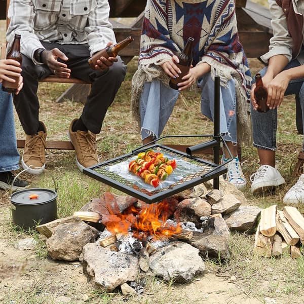 Drejelig bålgrill i kraftigt stål med justerbar madlavningsrist til åben ild. Perfekt til udendørs gril og madlavning!