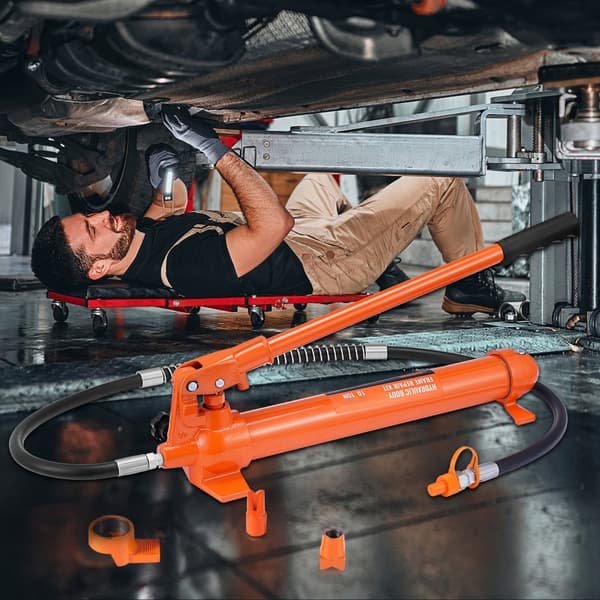 10 tonnin hydraulinen nosturi, ilmapumppu ja Porta Power -korjaussarjat nostolevyn rungolle.