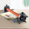 Miniatyrbillede 8 af 9: 39" 1000MM manuel koldrullelamineringsmaskine til vinyl og fotofilm. Effektiv laminering og perfekt finish.