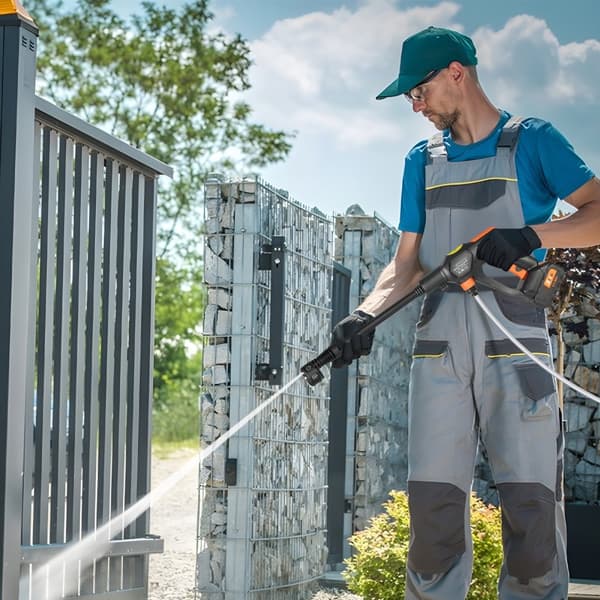 Bærbar trådløs højtryksvasker med 652 PSI vandtryk og praktisk sprøjtepistol. Ideel til rengøring!