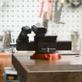 Miniatyrbillede 8 af 9: Bænk skruestik med 6,5" kæbebredde, 360-graders drejelig base. Ideelt til boring og rørskæring på dit multifunktionsarbejdsbord.