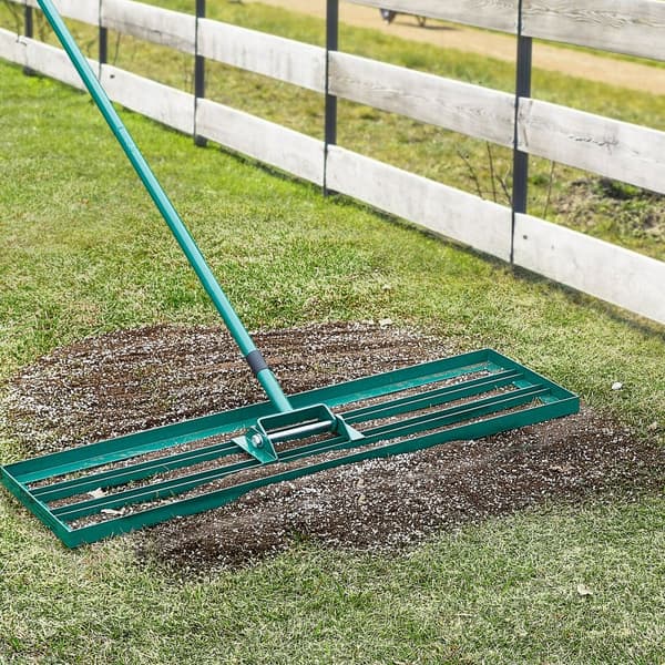 Tasoitusharava Nurmikolle 36X10 – Tasainen työkalu teräksisellä pitkällä kahvalla.