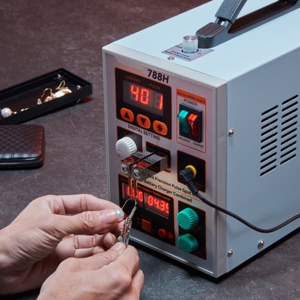 Batteripunktsvejser 788H: pulssvejser og batterioplader med 2 svejsetilstande. Effektiv og alsidig.