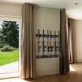 Miniatyrbillede 8 af 9: Våbenstativ, vægmonteret indendørs med 6 pladser, solid metal konstruktion til pistoler og haglgeværer, blød polstring.
