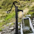 Miniatyrbild 8 av 9: Handvattenpump med stativ, 15,7 x 9,4 x 53,1 tum, 26 tum stativ för enkel installation, rustik gjutjärnsbrunnspump för trädgård.