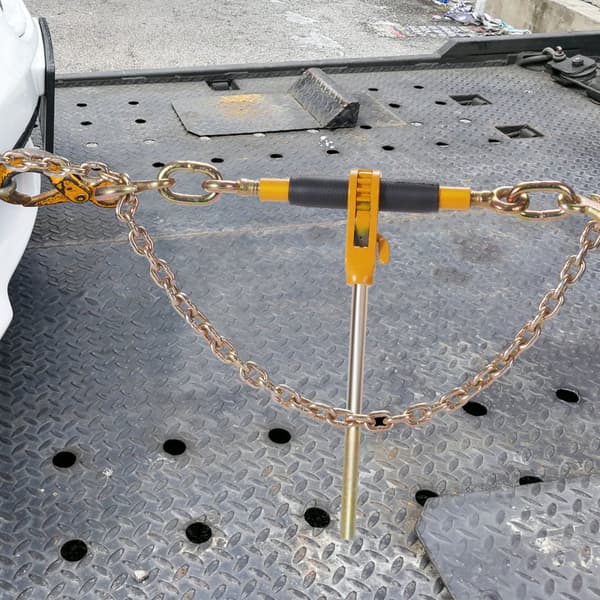 Raskaaseen käyttöön 2 kpl 3/8"-1/2" G80-ketjuja, 12 000 lbs kuormitusrajoitus, liukuestekahva ja vetoketjunsidonta.