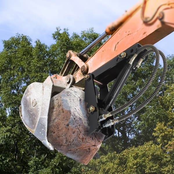 Hydraulinen kaivurin peukalo, 18" x 1/2", raskaan käytön malli mustalla teräksellä ja hydraulisylinterillä.