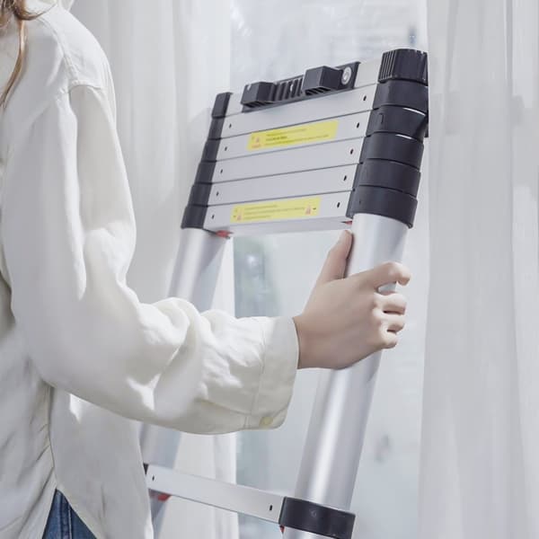 Teleskopstege 10,5 FT aluminium, hopfällbar, 375 LBS kapacitet, halkfria fötter, bärbar för hem och husbil.