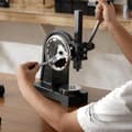 Miniatyrbild 8 av 9: Arbor Press 1 Ton Nitpressmaskin med handhjul, robust gjutjärnsenhet för effektiv pressning.