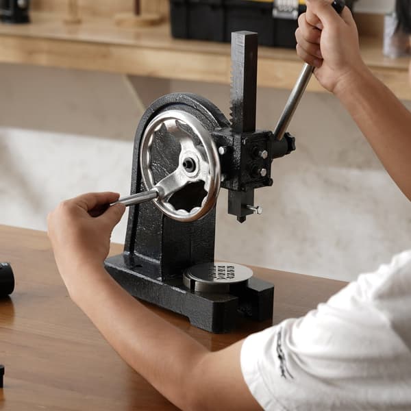 Arbor Press 1 Ton Nitpressmaskin med handhjul, robust gjutjärnsenhet för effektiv pressning.