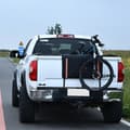 Miniatyrbillede 8 af 9: Cykelpude til 840 mm bagklap, beskytter 2 mountainbikes med reflekterende strimler og værktøjslommer, universel til mindre pickups.