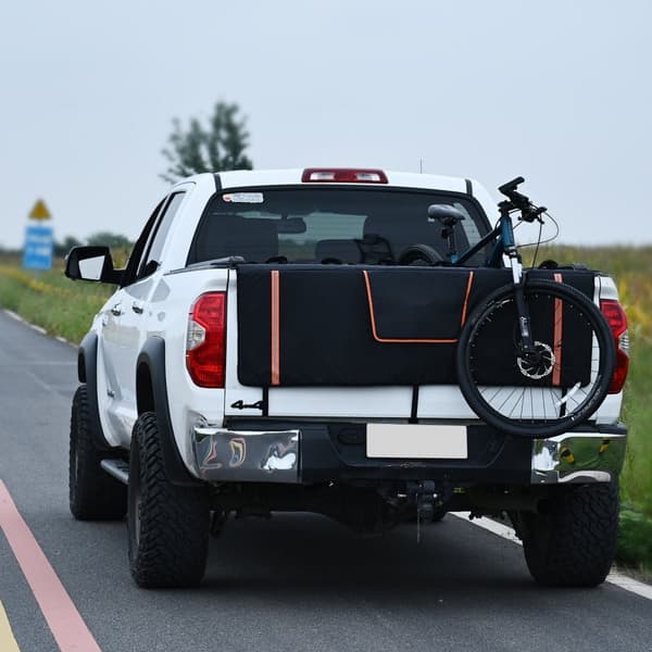Cykelpude til 62” lastvognsbagklap, plads til 6 mountainbikes, med refleks og værktøjslommer, inkl. kameraåbning til pickuptrucks.