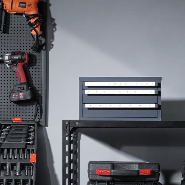 Borebits dispenser kabinet, tre-skuffers organiser til 1-13 mm, stål med etiketter, stabelbart til effektiv opbevaring.