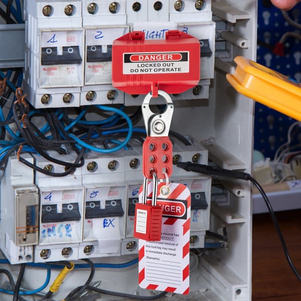 42 kpl Lockout Tagout -sarja, sähköturvalliset lukot, tunnisteet ja työkalut teollisuuden riskeihin.