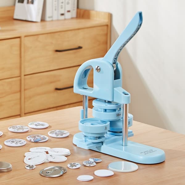 Napinvalmistaja 3-IN-1, sisältää 300 napinosaa ja ergonomisen kahvan. Täydellinen tee-se-itse-lahjaksi lapsille!
