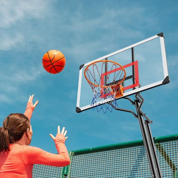 Basketballkurv, justerbar højde 7,6-10 ft, bærbart med 50" mål, perfekt til børn og voksne, inkl. hjul og fyldbar base til indendørs/udendørs brug.