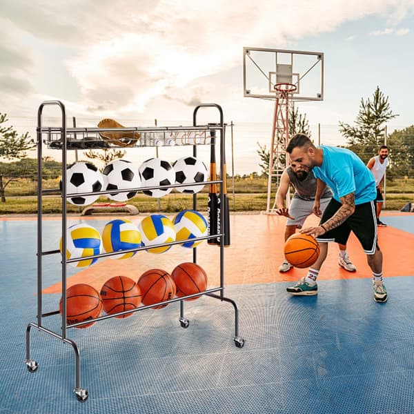 Basketställ, 4-lagers rullande basketskytteträningsställ med hjul, krokar och korgar för sportutrustning och garage.