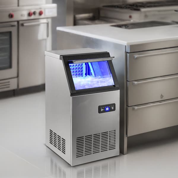 Kommerciel fritstående ismaskine, laver 38 kg isterninger pr. døgn – ideel til caféer og restauranter.