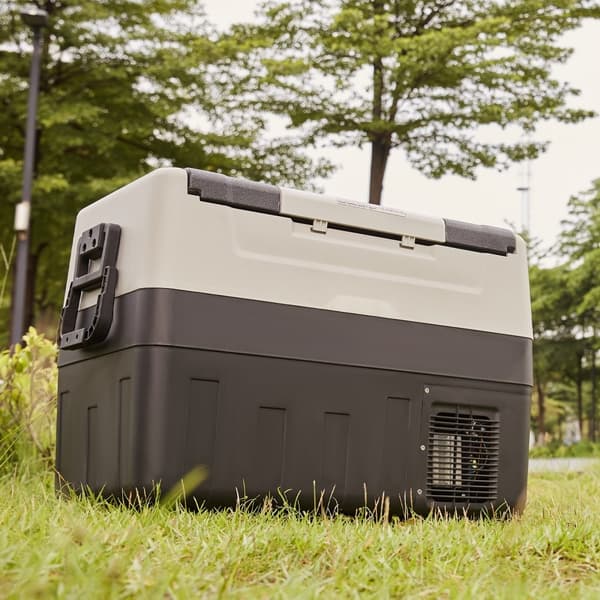 Køleboks 58Qt – Bærbart bilkøleskab med fryser og kompressor til bil og hjem. Dual Zone design for optimal opbevaring.