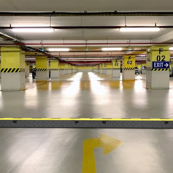 Kaapelin suojaramppi 2 kpl, 2 kanavaa, modulaarinen nopeuspuskuri, 11 000 LBS kuormituskyky, suojavaijeri ajotieltä.