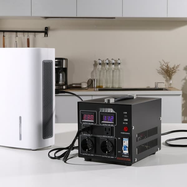 Spänningsomvandlare Transformator 500W, Heavy Duty, Steg Upp/Ned, 110V till 220V, med USA/EU-uttag och USB-port. CE-certifierad.
