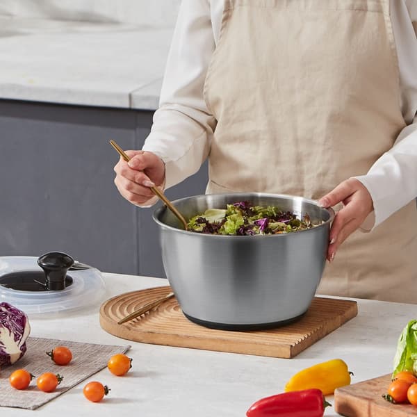Salatspinner i rustfrit stål, 4,75 Qt, nem én-hånds tryk. Tør grøntsager og frugter hurtigt uden BPA. Perfekt til grønne urter og bær!