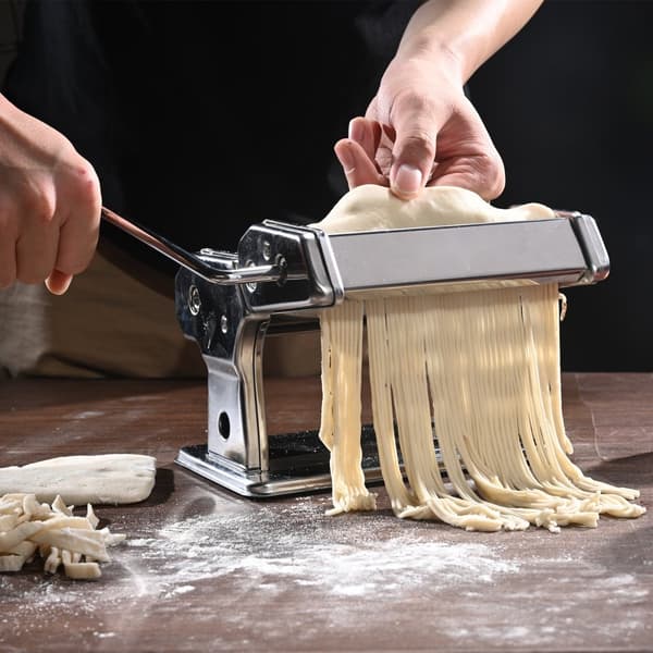 Pastamaskine, 9 justerbare tykkelser. Manual nudelrulle og cutter i rustfrit stål. Ideel til spaghetti og lasagne.