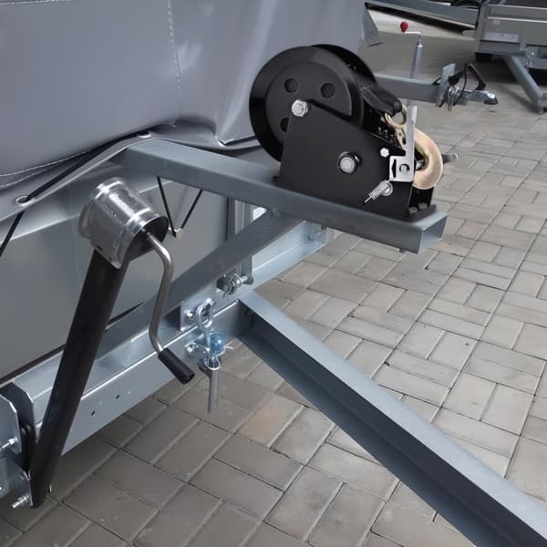 Käsivinssi 3500 lbs vetokapasiteetilla, Heavy Duty -köysikampi, 33' polyesterihihna, kaksisuuntainen räikkä.