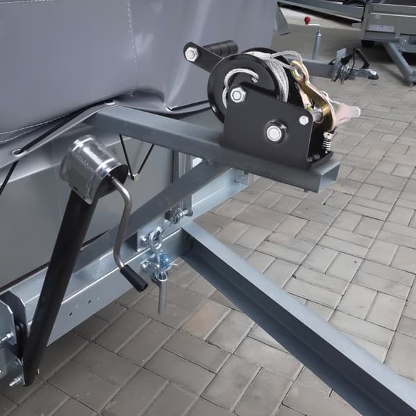 Håndspil med 800 lbs trækkapacitet. Kraftig bådtrailer med 33 fod stålwire og to-vejs skralde til ATV og båd.