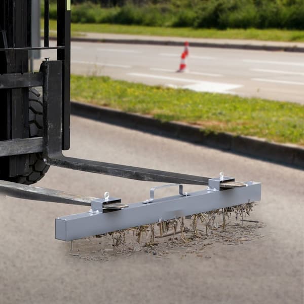 Hængende magnetisk fejemaskine til opsamling af søm og metal. 93 lbs kapacitet, ideel til industribrug med stærke stålmagneter.