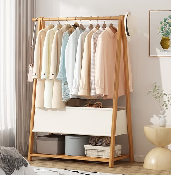 Bambuhängare med klädväska och hylla för tillbehör - 86 cm