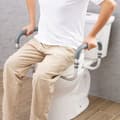 Pikkukuva 8 / 9: Korotettu WC-istuin 3,5", 300 lbs kapasiteetti, alumiininen kaide, pyöreä malli, EVA-käsinojapehmuste