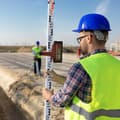 Pikkukuva 8 / 9: Mittaussauva 5M metrimittainen teleskooppinen tasoitustanko, kuplataso ja kantopussi