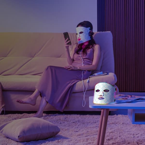 Rødt Lys Terapi Maske 7-farvet LED Ansigtsmaske Lysbehandling med 850nm NIR, effektiv hudbehandling, anti-aging, hjemmebrug