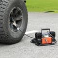 Pikkukuva 8 / 9: Kannettava 10.6CFM renkaan täyttöilmakompressori, kaksisylinterinen, 12V, 150PSI, tehokas ja nopea täyttö