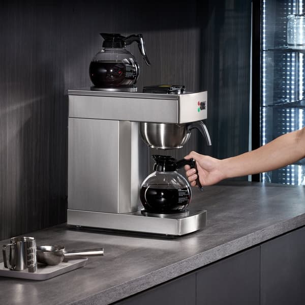 Kommerciel dryp kaffemaskine til 12 kopper, inkl. 2 glaskarafler og 2 varmere, hurtig opvarmning, ideel til kontoret.