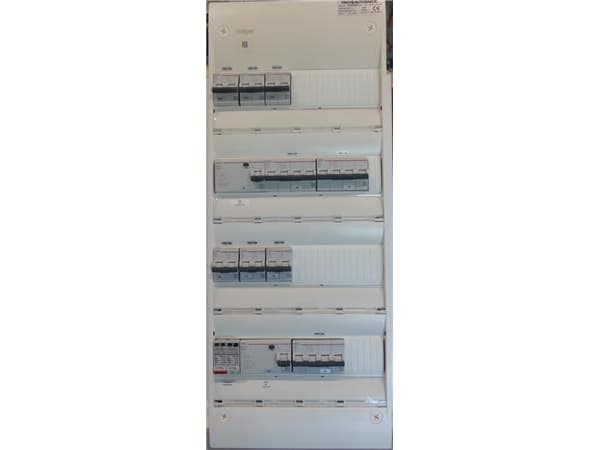 Ryhmäpaneeli esiasennettu Valkoinen Gamma 4R, 2xHPFI 40A 30mA, 2xC16A 3P+N, 1xC10A 3P+N, 6xC10A 1P+N, 1xTyyppi 2 transienttinen