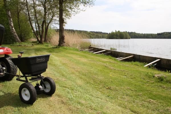 TROLLA Lannoitteenlevitin, vedettävä 36L