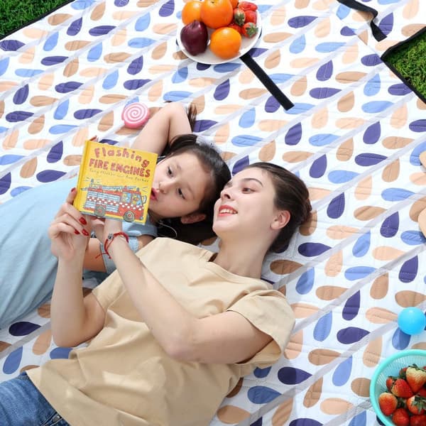 Picknickfilt med färgglada löv