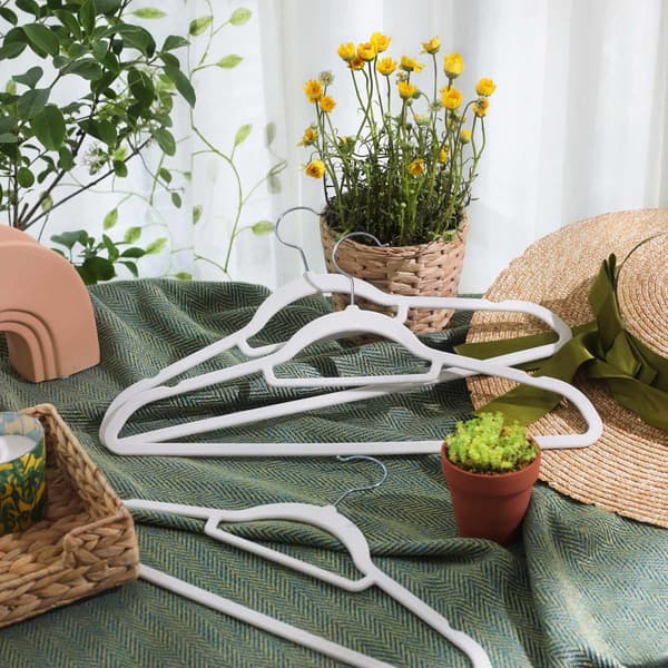 Fløjlsbøjler, 50 pakker, skridsikre tøjbøjler, 0,6 cm tykkelse, pladsbesparende, 360° drejelige kroge, 43,5 cm lange, til frakke, jakke, skjorte, kjo
