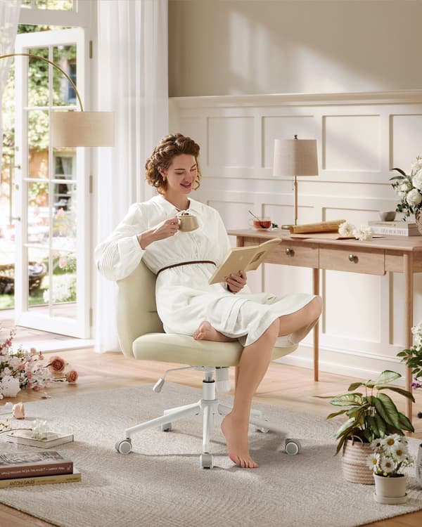 Kontorsstol med bred sits och cremevitt underrede