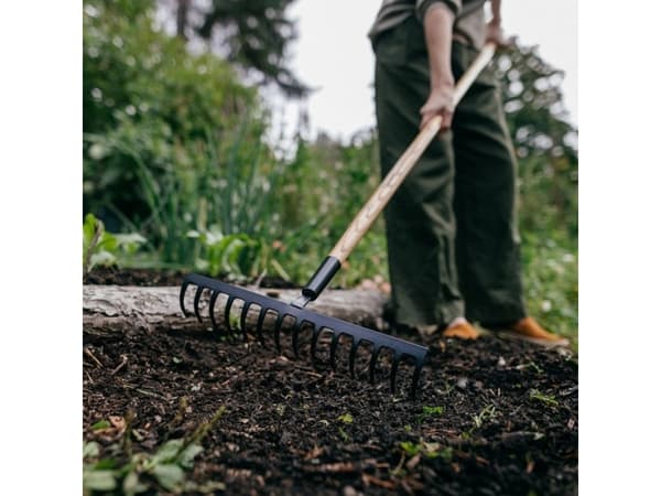 Rake FISKARS SOLID WOOD, 14 teeth, 165 cm, for soil