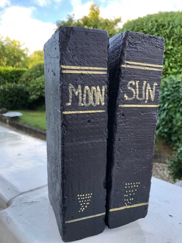 Bøger lavet af mursten - Moon/Sun