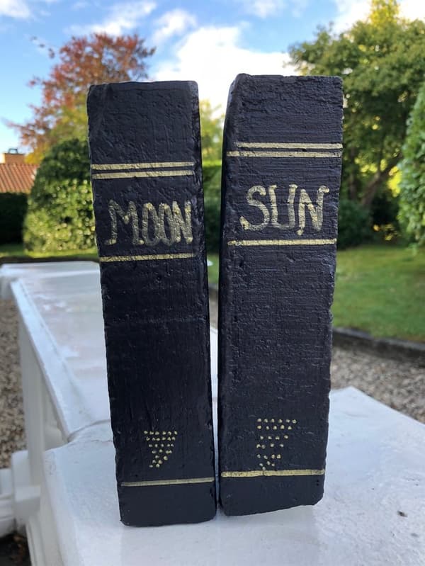 Bøger lavet af mursten - Moon/Sun