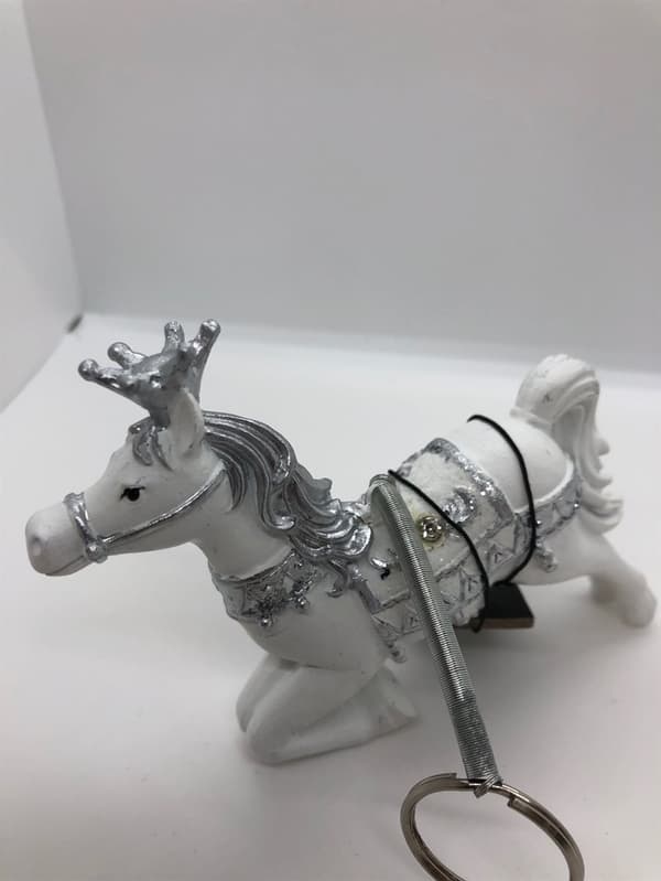ophæng med hest i hvid
