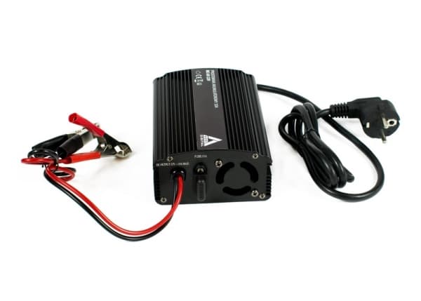 AZO Digital 12 V nettlader BC-10 10A for batterier (230V/12V) 3 ladetrinn