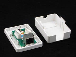 NetRack komplett overflatemontert stikkontakt 1xRJ45 FTP cat5e (NP519)