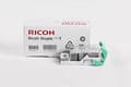 Miniatyrbilde 4 av 4: Ricoh - Hæftemaskinepatron - for Ricoh Aficio SP 5210, MP 3353, MP C2003, MP C2503; IM 2500, 3000, 3500, 4000, 5000, 6000