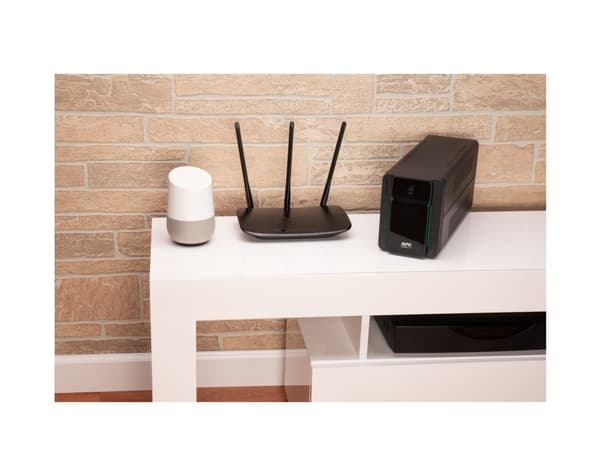 APC Easy UPS BVX Series BVX900LI - UPS - AC 220-240 V - 480 Watt - 900 VA - 9 At - utgangskontakter: 4